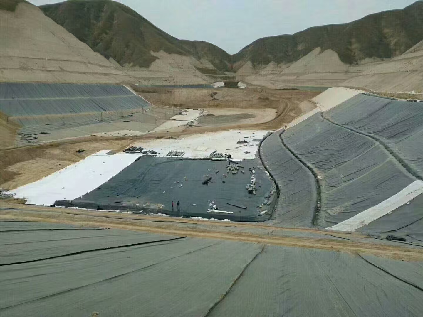 城建垃圾填埋场防渗工程用什么材料？HDPE土工膜构建填埋场底部防渗体系